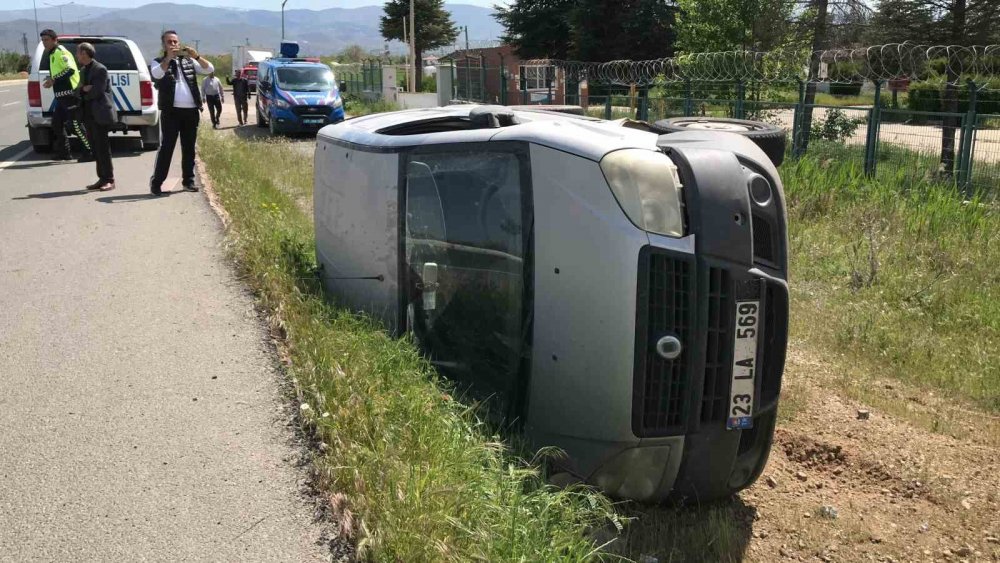 Otomobil ile ticari araç çarpıştı: 1’i ağır 3 yaralı