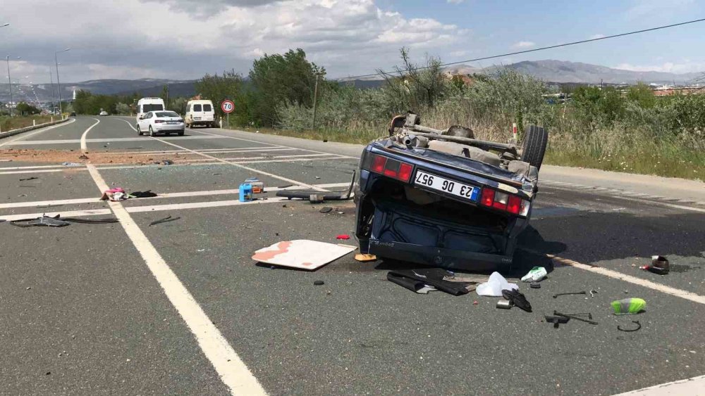 Otomobil ile ticari araç çarpıştı: 1’i ağır 3 yaralı