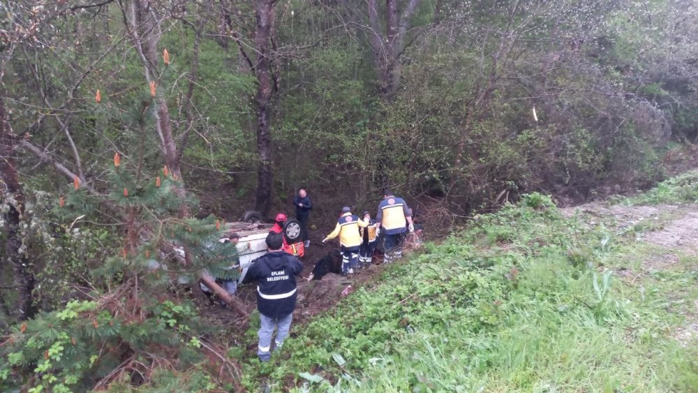 Otomobil şarampole yuvarlandı: 1 ölü, 4 yaralı