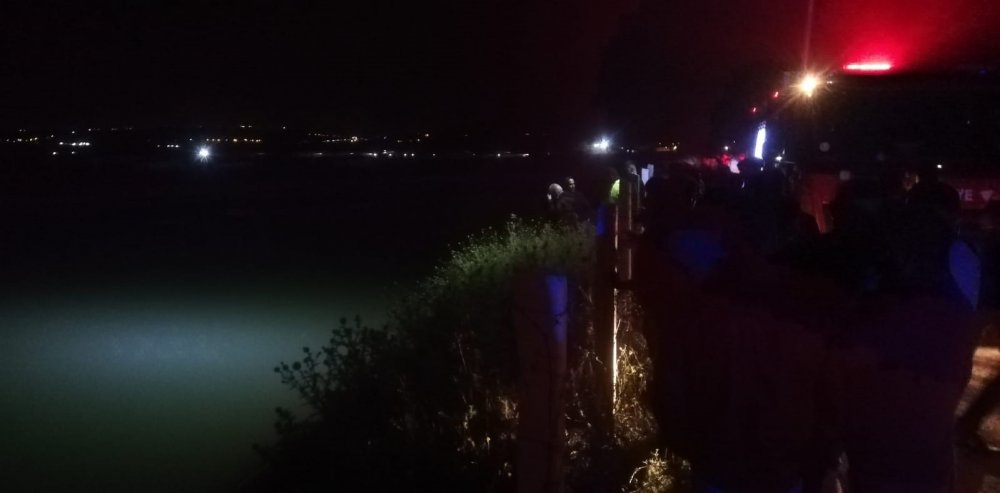 Otomobil sulama kanalına devrildi