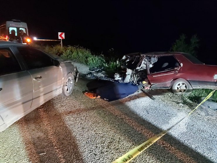 Otomobiller kafa kafaya çarpıştı: 1 ölü