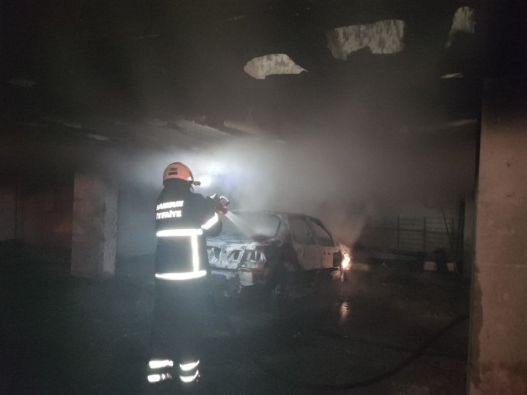 Samsun'da park halindeki otomobil yandı