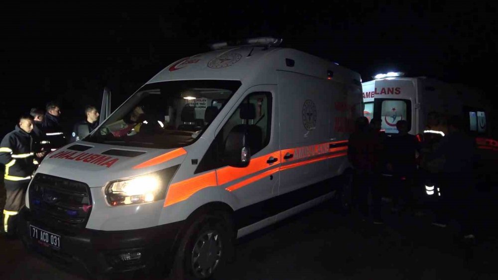 Sel suları minibüsü dereye yuvarladı