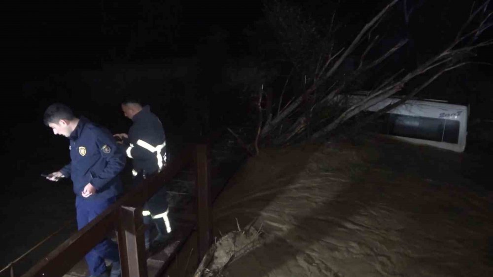Sel suları minibüsü dereye yuvarladı