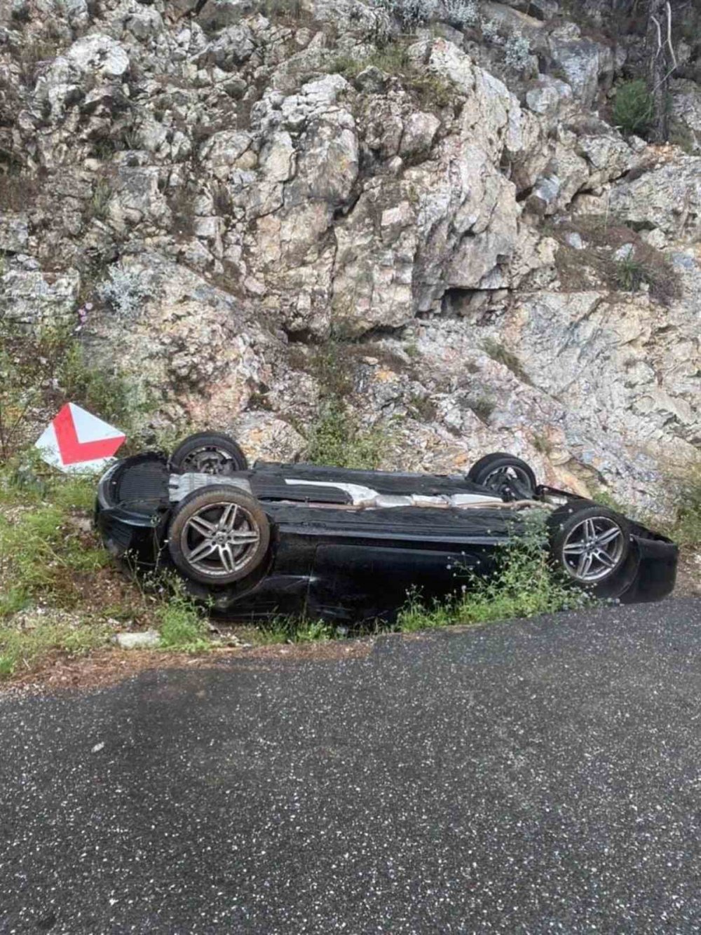 Ters dönen aracın sürücüsü yara almadan kurtuldu