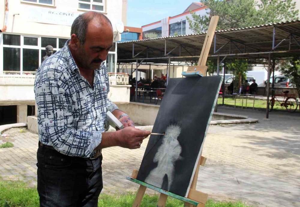 Yaptığı resimlerle ünlü ressamlara taş çıkartıyor, kendisi beğenmiyor! Sebebi ise...