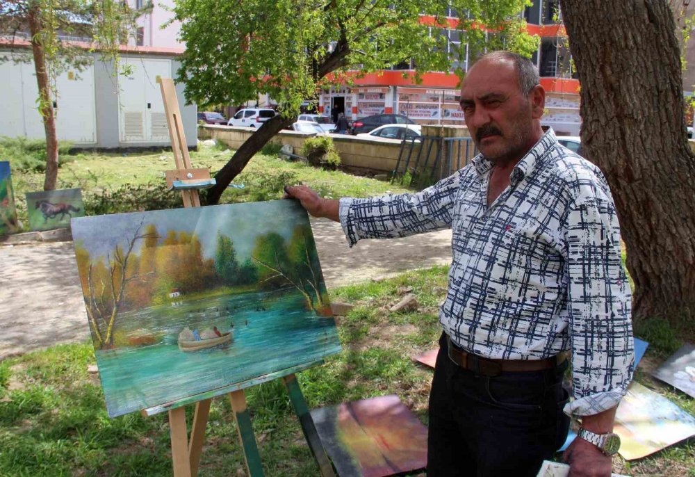 Yaptığı resimlerle ünlü ressamlara taş çıkartıyor, kendisi beğenmiyor! Sebebi ise...