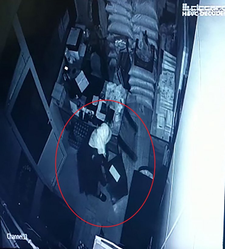Çalıştığı iş yerine kadın kıyafeti ile girip, çelik kasayı çaldı; o anlar kamerada