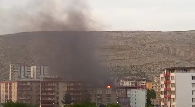 Terasta yakılan mangal çatıyı tutuşturdu