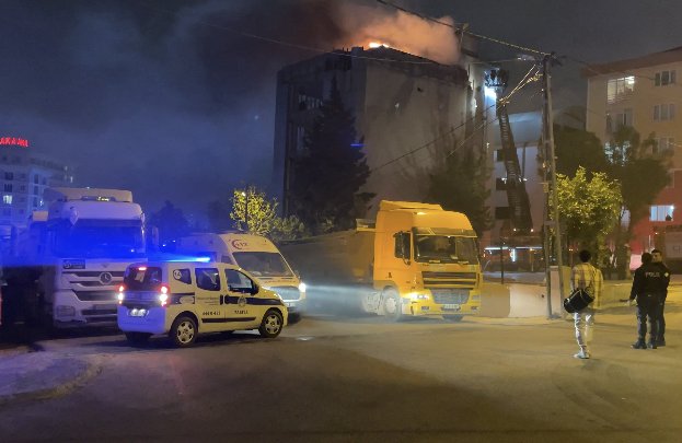 4 katlı metruk binanın çatısında yangın