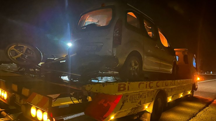 Hafif ticari araçla çarpışan motosikletteki baba- oğul yaralandı