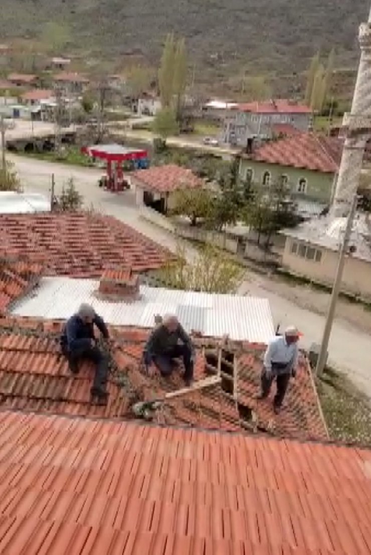 Çatıya çıkan inek imece usulü kurtarıldı