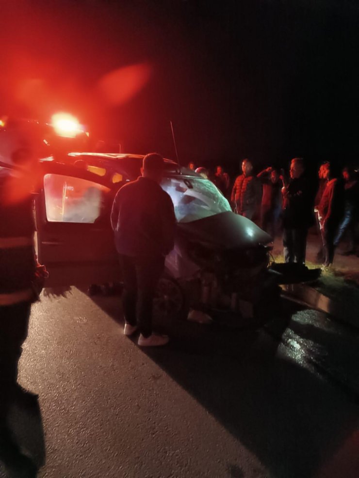 Kamyon ile hafif ticari araç çarpıştı: 1 ölü