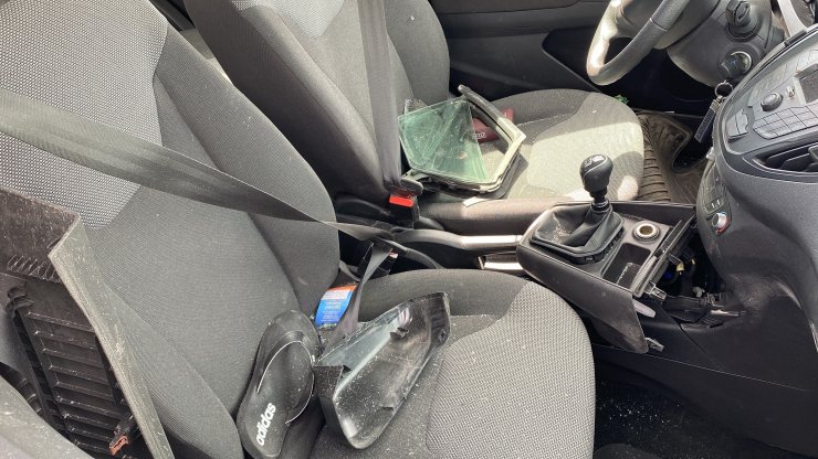 3 araç birbirine girdi: 4 yaralı