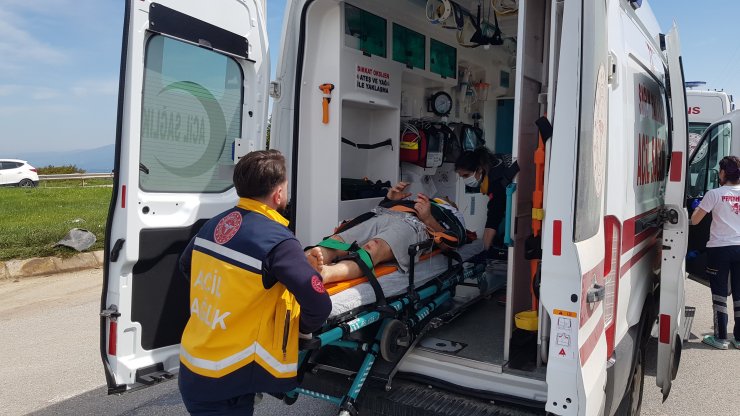 3 araç birbirine girdi: 4 yaralı