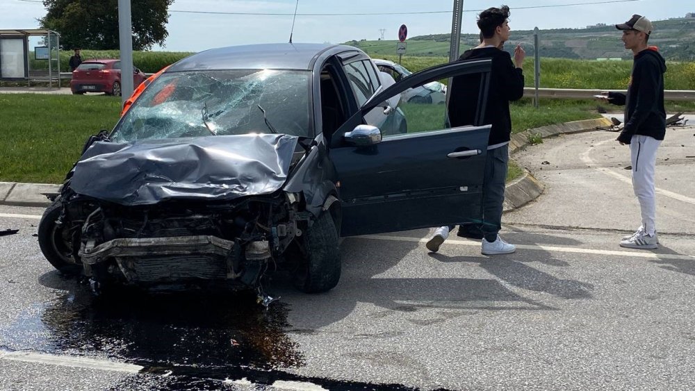 3 araç çarpıştı, 3 kişi yola savruldu: İlk müdahaleyi tesadüfen yoldan geçen ambulanstaki ekip yaptı