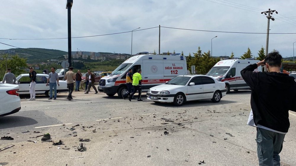 3 araç çarpıştı, 3 kişi yola savruldu: İlk müdahaleyi tesadüfen yoldan geçen ambulanstaki ekip yaptı