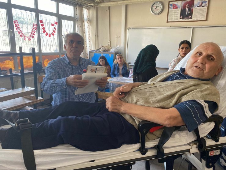 Ambulansla getirilip, sedyede oyunu kullandı