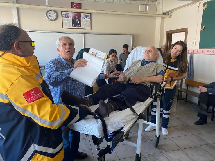 Ambulansla getirilip, sedyede oyunu kullandı