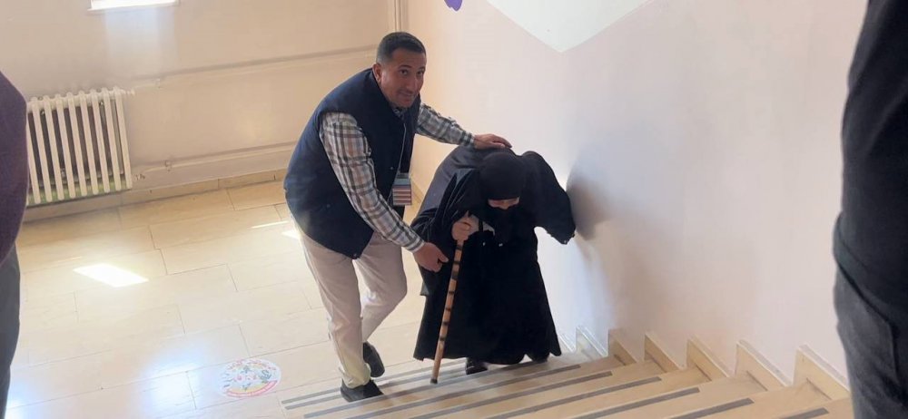 Asırlık çınar sandığa yürüyerek gitti