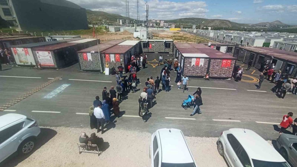 Depremzedeler sandık başına koştu