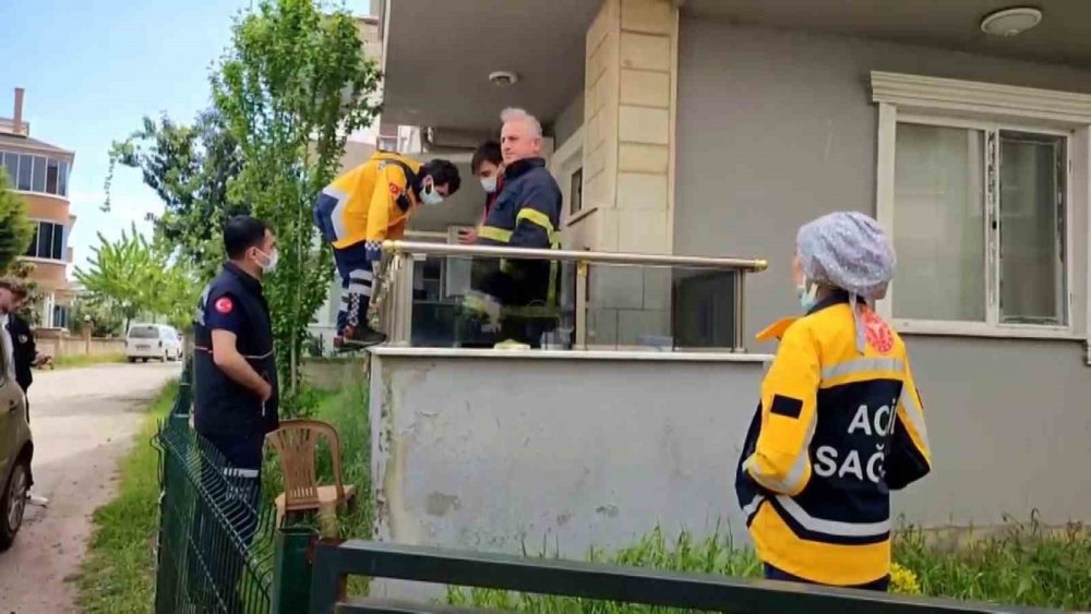 Evde kilitli kaldığı söylenen yaşlı kadın ekiplere zorluk çıkardı