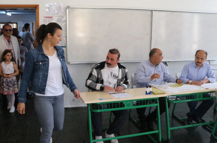 Geceleri 10 bin kişinin olduğu mahallede, 75 seçmen bulunuyor