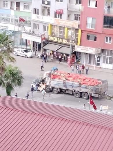 Kamyon araçların arasında daldı, ölü ve yaralılar var