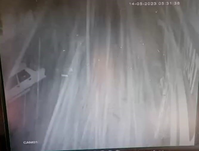 Kepçe operatörü elindeki sigarayla apartmana girdi, ortalık savaş alanına döndü