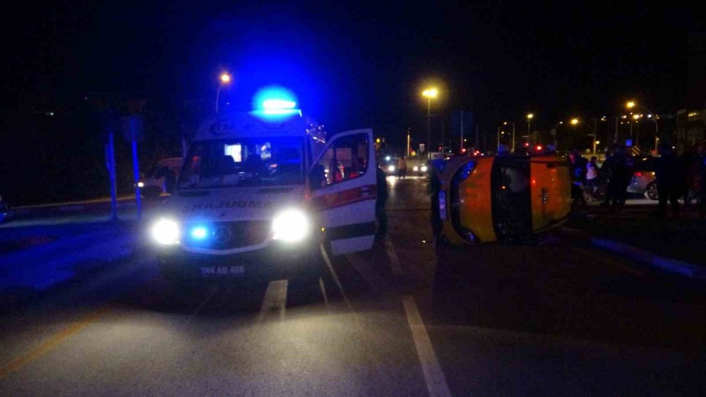 Otomobil ile çarpışan hafif ticari araç devrilip yan yattı: 3 yaralı