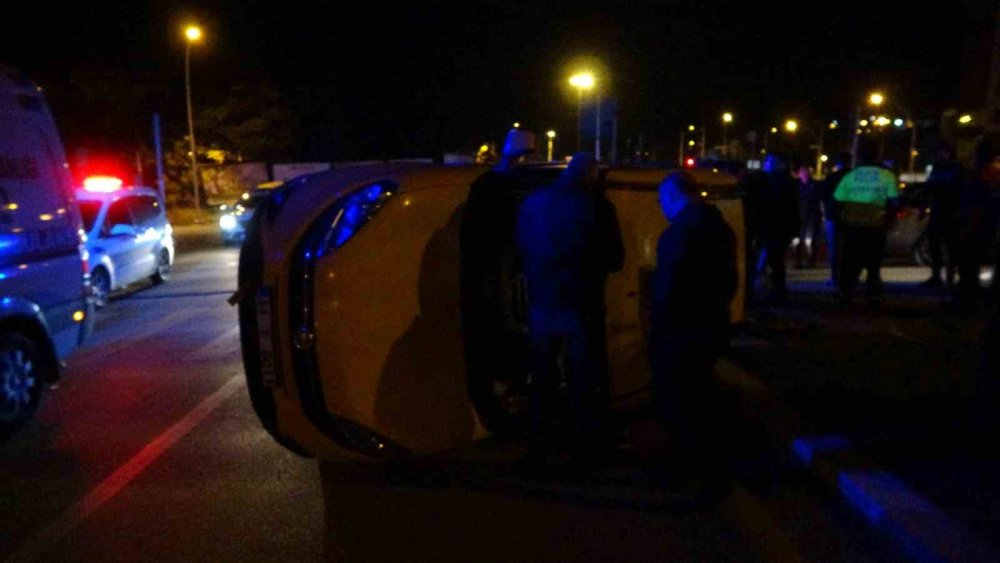 Otomobil ile çarpışan hafif ticari araç devrilip yan yattı: 3 yaralı