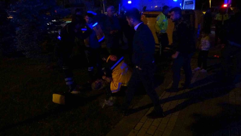 Otomobil ile çarpışan hafif ticari araç devrilip yan yattı: 3 yaralı