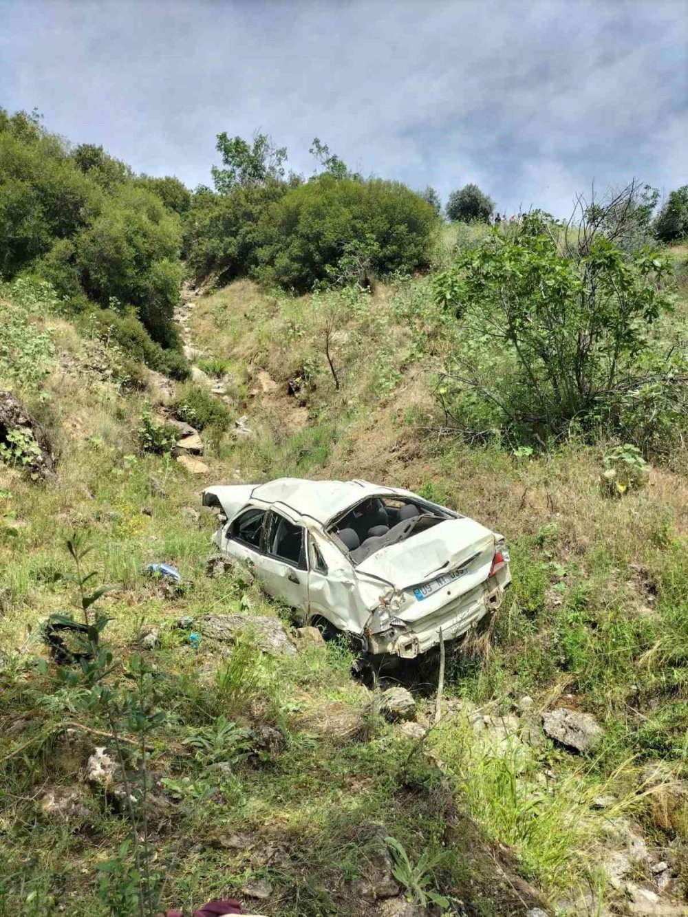 Otomobil şarampole devrildi: 2 ölü