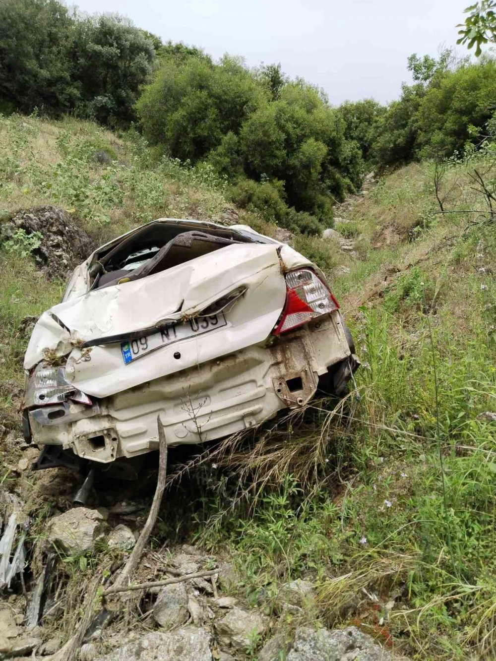 Otomobil şarampole devrildi: 2 ölü