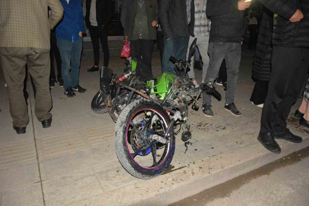 Otomobilin çarptığı motosikletli sürücü metrelerce böyle havaya uçtu