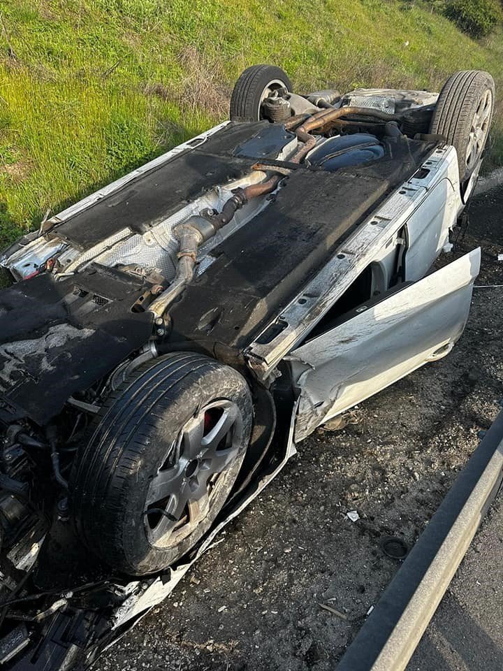 Otoyolda takla attı, yoldan çıktı