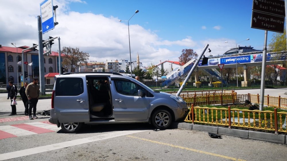 Oy kullanmaya giden çift kazada yaralandı