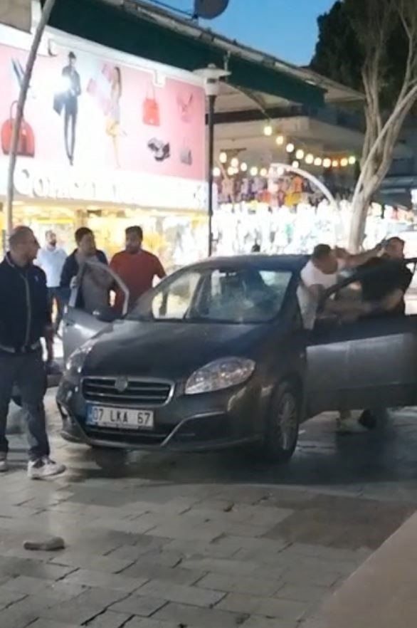 Park halindeki araçlara çarpan sürücüye meydan dayağı