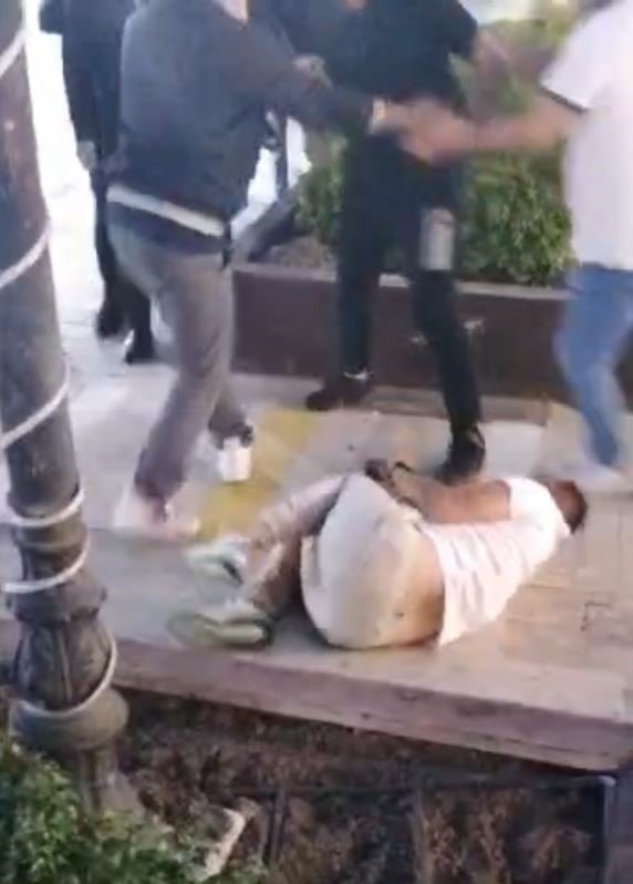 Park halindeki araçlara çarpan sürücüye meydan dayağı