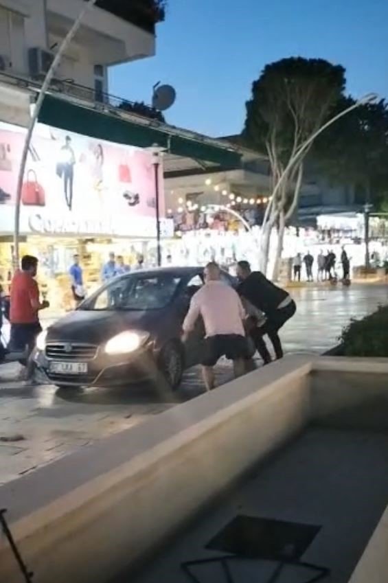 Park halindeki araçlara çarpan sürücüye meydan dayağı