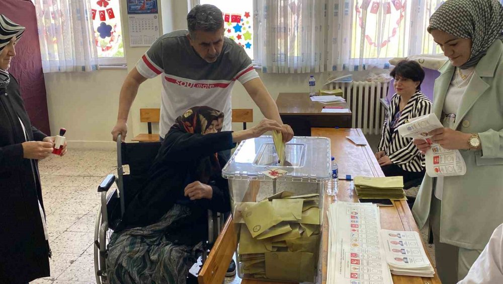 Sandık başında Anneler Günü sürprizi