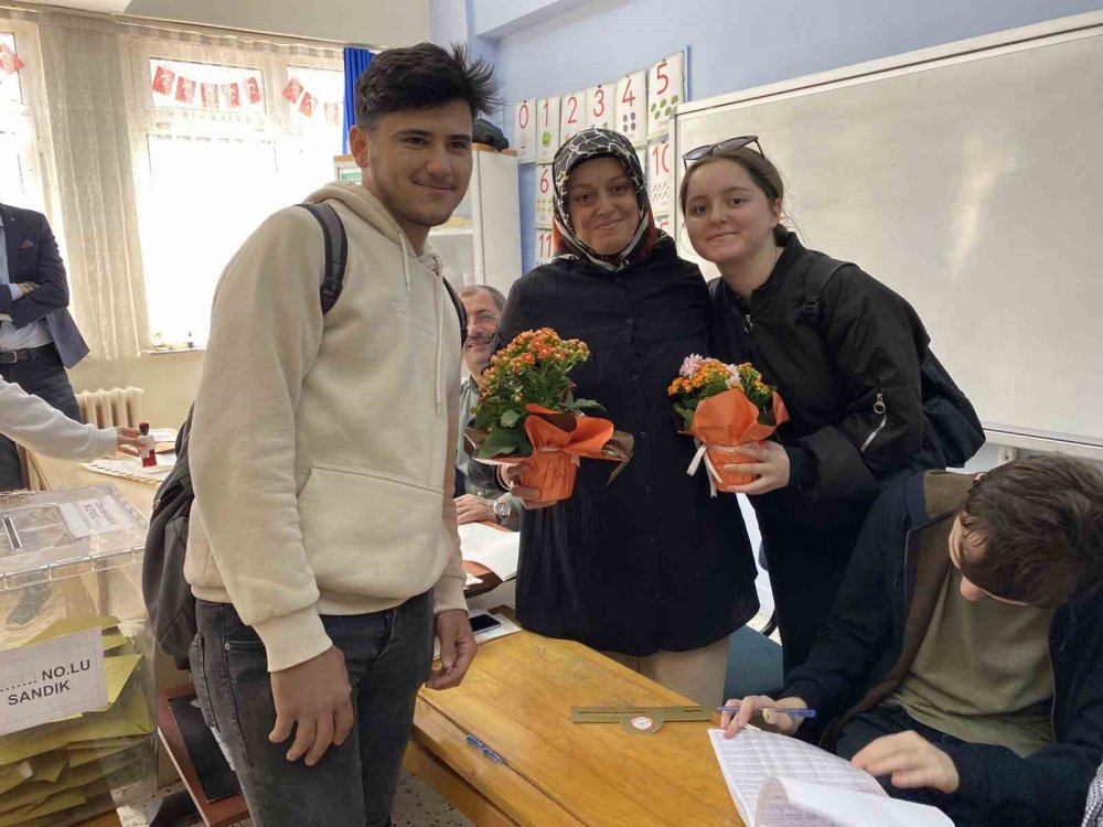 Sandık başında Anneler Günü sürprizi