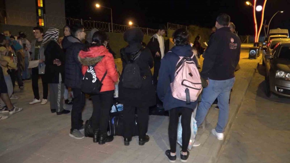 Seçime saatler kala otobüslerle yola çıktılar: Afetzedeler oy kullanmak için şehirlerine dönüyor