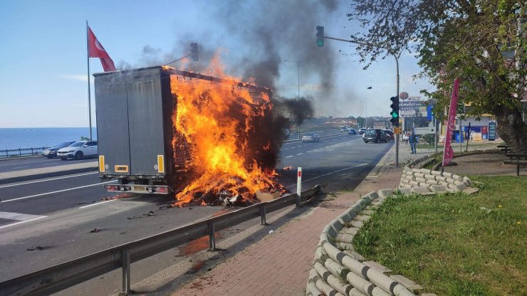 Tekstil ürünü taşıyan TIR'ın dorsesi alev alev yandı