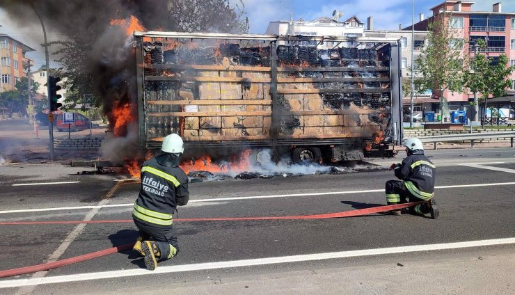 Tekstil ürünü taşıyan TIR'ın dorsesi alev alev yandı