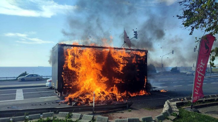 Tekstil ürünü taşıyan TIR'ın dorsesi alev alev yandı