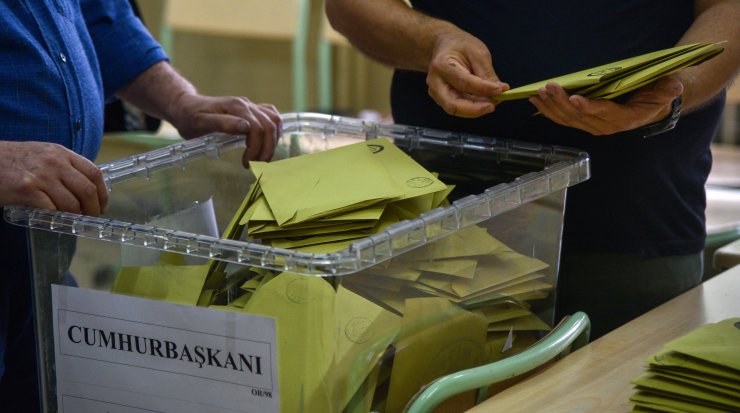 Zarfların ağzını yapıştırıcı ile kapatmışlar