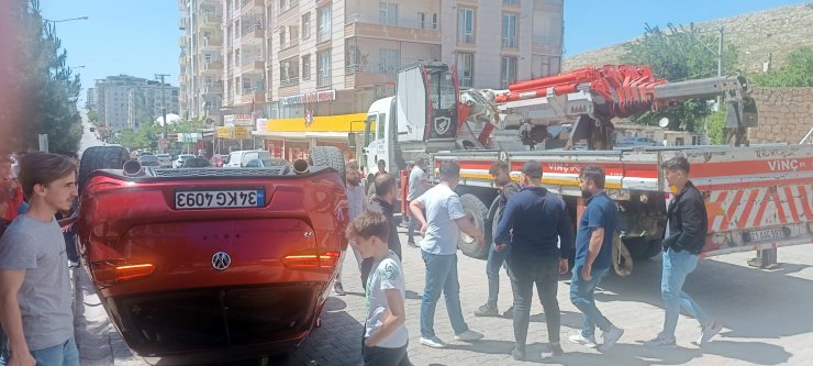 Hafif ticari araçla otomobil çarpıştı: 3'ü çocuk, 5 yaralı