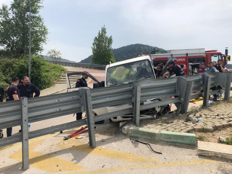 Kamyonet bariyerlere çarptı