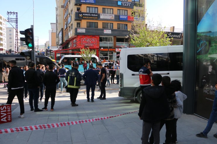 Minibüsün, otomobille çarpıştıktan sonra işyerine girdi